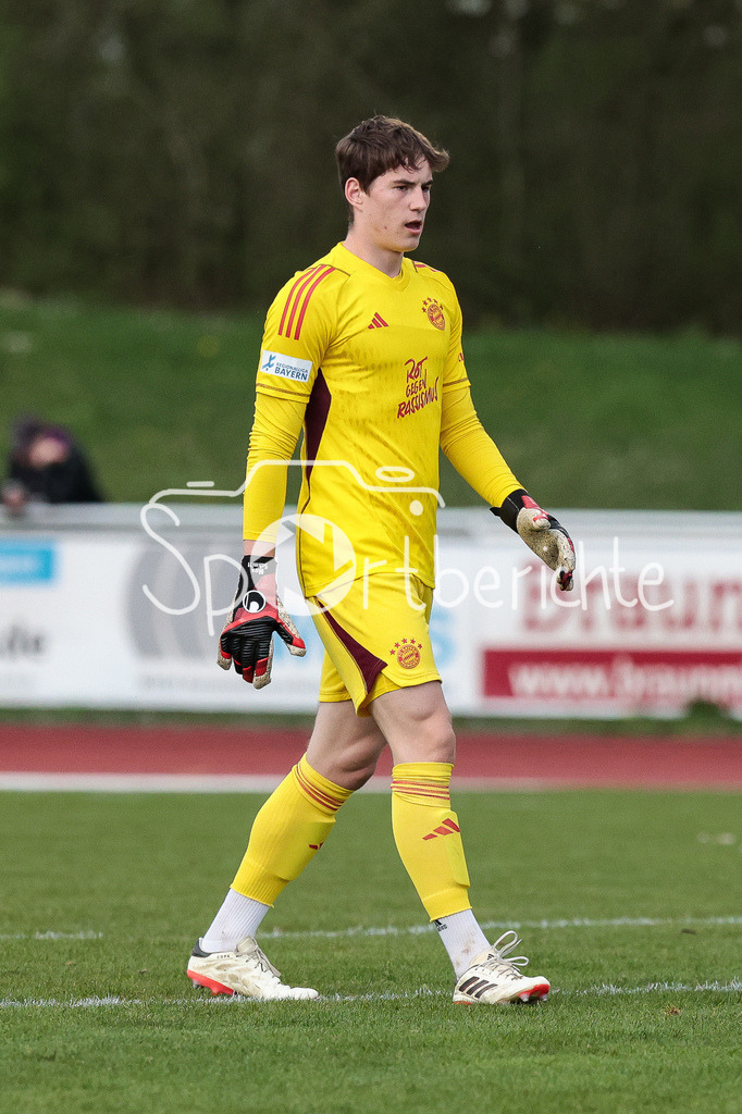 FV Illertissen - FC Bayern Amateure | BAyern Keeper Max SCHMITT (FCB #42) in Aktion / Freisteller / Einzelfoto