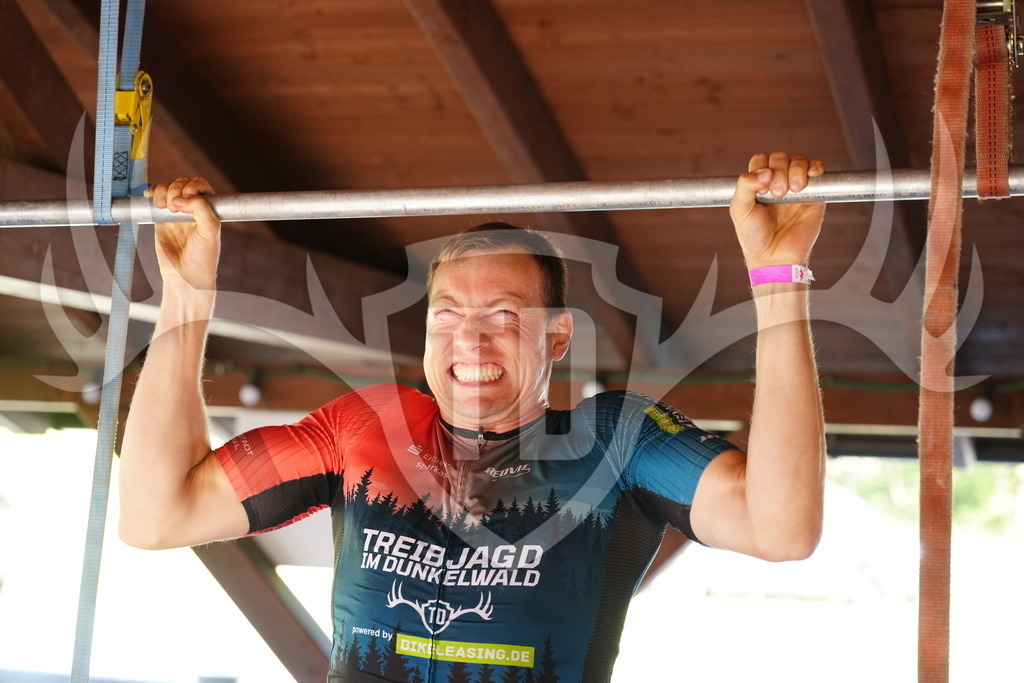 Bike-Chiimmzug-Challenge | Bei der Bike-Chiimmzug-Challenge galt es möglichst viele Klimmzüge zu schaffen. Das Mountainbike war dabei an den Schuhen eingeklickt. - Realisiert mit Pictrs.com