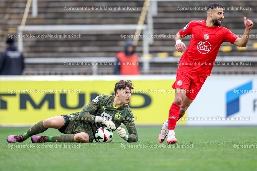 BVBII01032501007 | 2025.03.01, Fußball, 3.Liga, Borussia Dortmund II - Rot-Weiss Essen, Stadion Rote Erde, Saison 2024 2025: Silas Ostrzinski (BVBII #31) neben Ramien Safi (RWE #11)