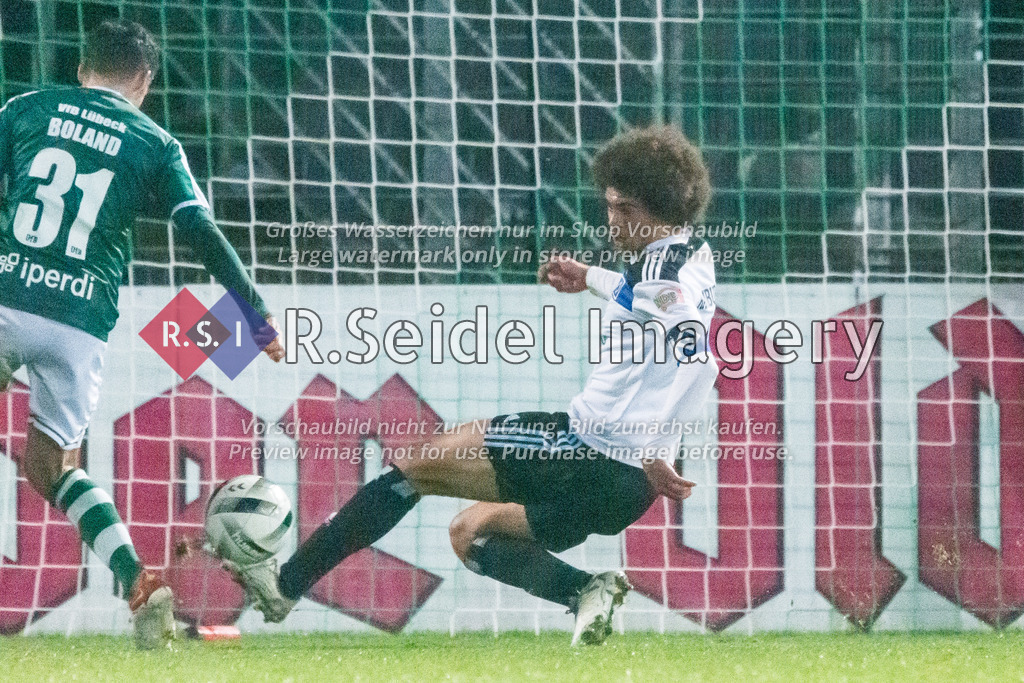 Fußball, Saison 2022/23, Regionalliga Nord, VfB Lübeck - Hamburger SV II, Stadion an der Lohmühle (Lübeck), 25.11.2022, 20. Spieltag | Jonah Fabisch (#6, HSV II, Teamkapitän) stoppt den Torschuss von Mirko Boland (#31, Lübeck)