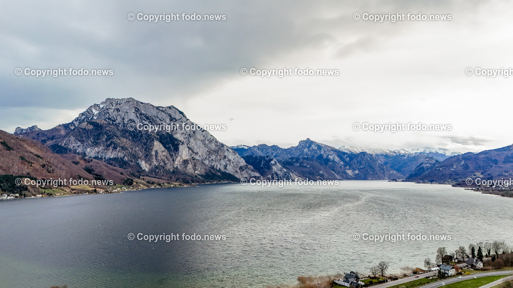 Traunstein_ Traunsee_ Gmunden_ 10.03.2024-9 | 10.03.2024, Gmunden, AUT, Traunstein, im Bild Traunstein, Traunsee, Gmunden, Berg, Berge, See, Tourismus, Bergsteigen, Huette, Segeln, Boote, Landschaft, Drohne, Luftbild