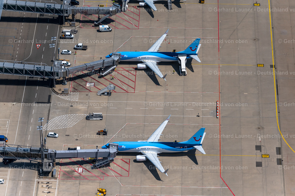 4046288 | STUTTGART 19.07.2021 Passagierflugzeug auf der Parkposition - Abstellfläche auf dem Flughafen in Stuttgart im Bundesland Baden-Württemberg, Deutschland. Weiterführende Informationen bei: Flughafen Stuttgart GmbH. // Passenger airplane in parking position - parking area at the airport in Stuttgart in the state Baden-Wurttemberg, Germany. Further information at: Flughafen Stuttgart GmbH. Foto: Gerhard Launer