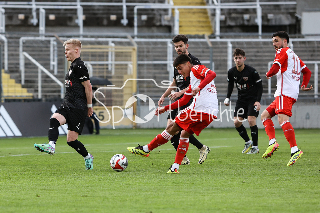 FC Bayern Amateure - TSV Buchbach | Torschuss von Javier FERNANDEZ GONZALEZ (FCB #37)