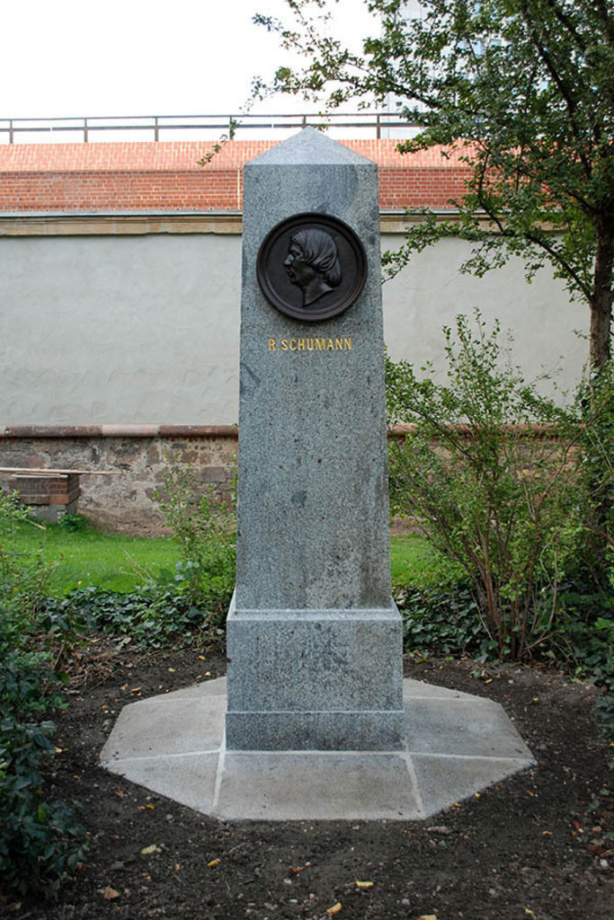 Robert-Schumann-Denkmal | Das Team hinter BILDLEXIKON LEIPZIG bündelt historische wie aktuelle Informationen über die Stadt Leipzig in Text und Bild auf einer Plattform und stellt diese der interessierten Öffentlichkeit zur Verfügung.