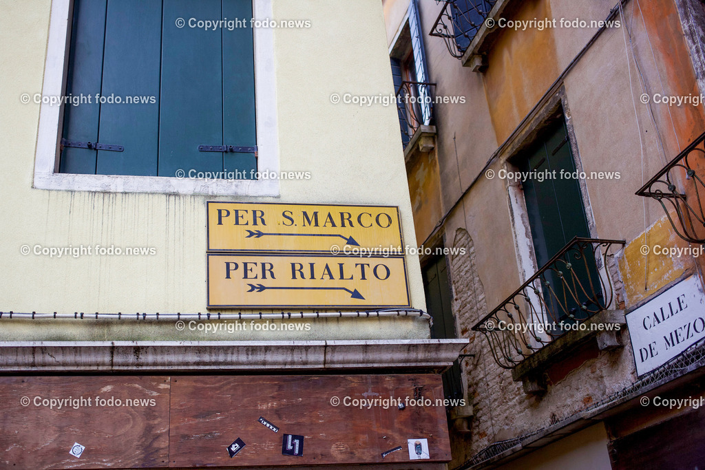 Italien_ Venedig_ 16.02.2024-54 | 16.02.2024, Italien, ITA, Venetien, Venedig, im Bild Venedig, Stadtansichten, Touristen, Reisefeature, venezianisch, Reise, Venedig, Venezia, Venetien, Stadtansicht, Campanile, Canale Grande, Markusplatz, Markuskirche, Touristen, Gondel, Gondolere, Faehre, Motorboot, Wassertaxi, Vaporetto, Adria, Lagune, Pfahlbauten, Bruecke, Rialtobruecke, La Gondola, Dogenpalast, Italien, Hochwasser, Creativ, Kreativ