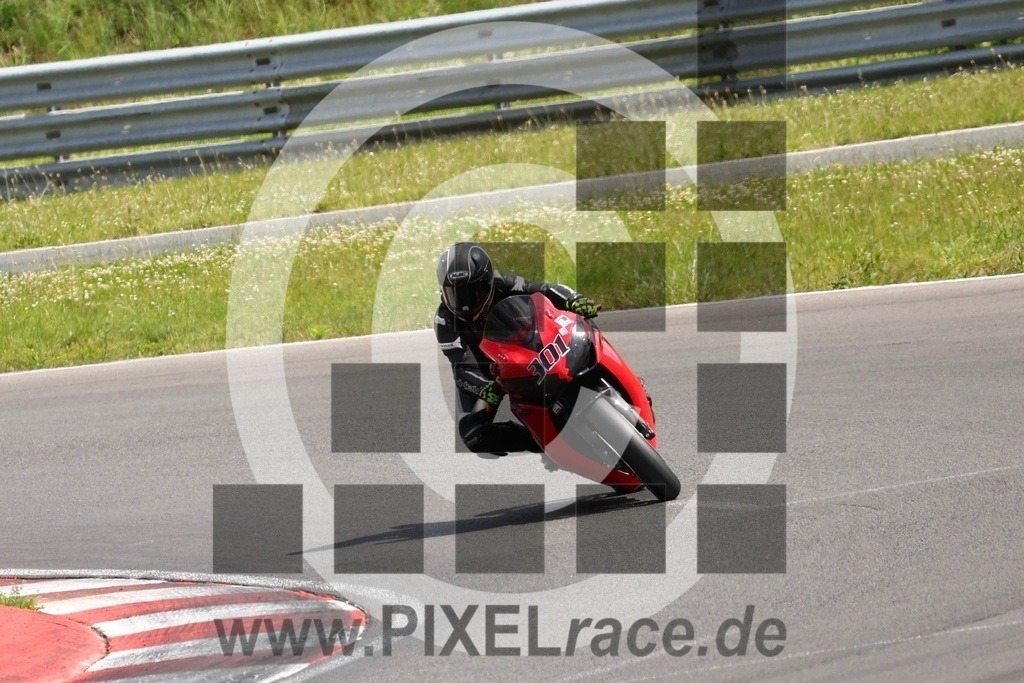 0301-PXR58946 | Schöne Erinnerungen an spannende Momente - das festzuhalten ist unser Job. PIXELrace.de ist seit 2003 auf den Rennstrecken Europas unterwegs um die Action draußen beim Fahren und die wunderbare Stimmung imm Fahrerlager für euch einzufangen.