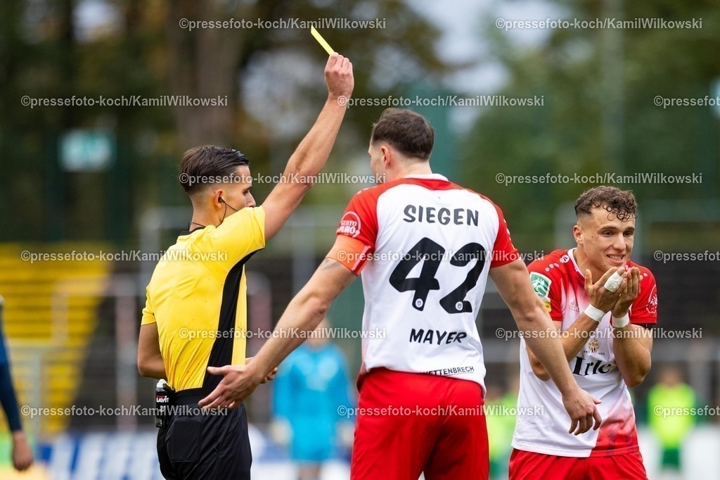 xKWIx26102501043 | 26.10.2025, xkwix, Fußball, Regionalliga West, FC Gütersloh - Sportfreunde Siegen, Ohlendorf Stadion im Heidewald: Schiedsrichter  Kristijan Rajkovski(Vom SG Hackenberg) zeigt Malik Hodroj (Sportfreunde Siegen #23) die zweite Gelbe Karte (Gelb/Rot)