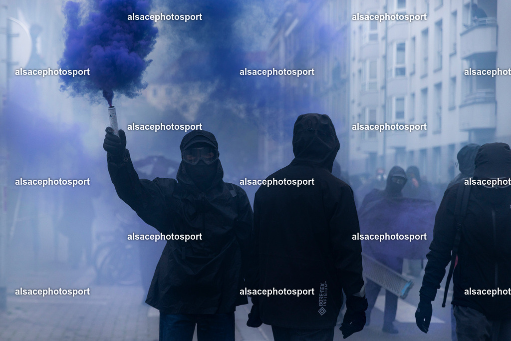9L6A6431 | Strasbourg, France, 24 octobre 2026. Des manifestants affrontent les forces de l’ordre lors d’une mobilisation dans le centre-ville de Strasbourg. Des policiers interviennent pour disperser des groupes de manifestants, tandis que des gaz lacrymogènes sont utilisés. Des affrontements, des jets de projectiles et des dégradations sont observés dans plusieurs rues. Des barricades et des véhicules en feu témoignent de la tension qui règne en marge de la mobilisation. - Realisiert mit Pictrs.com