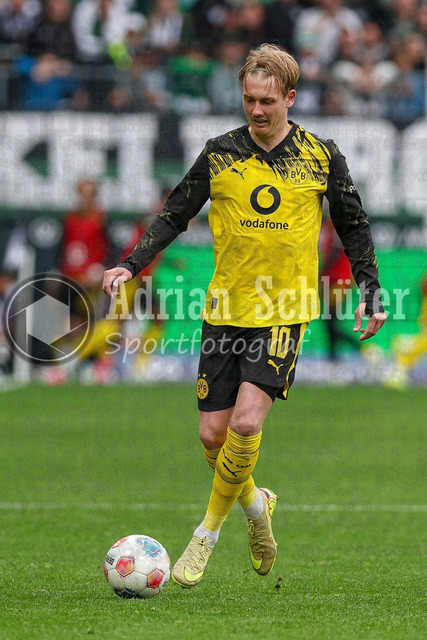 03.05.2026, GER, Fussball, Herren, 1. BL, Saison 2025/2026, Borussia Mönchengladbach - Borussia Dortmund | Julian Brandt (BVB) in Aktion am Ball, Einzelaktion 