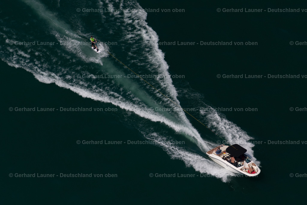 4031762 | IMMENSTAAD AM BODENSEE 12.06.2020 Motorboot mit Wasserskifahrer in Fahrt in Immenstaad am Bodensee im Bundesland Baden-Württemberg, Deutschland. // Motorboat with water skier in motion in Immenstaad on Lake Constance in the state of Baden-Wuerttemberg, Germany. Foto: Gerhard Launer