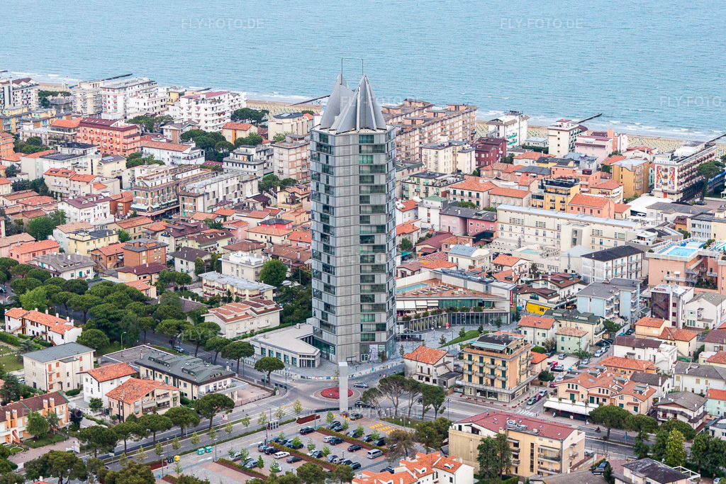 Luftbild: Hochhaus- Hotelanlage an der Via Aquileia in Lido di Jesolo im Ortsteil Lido di Iesolo in Jesolo im Bundesland Venetien in Italien. Foto: IMG_50345.jpg vom 07.06.2012 durch Werner Riehm/FLY-FOTO.de