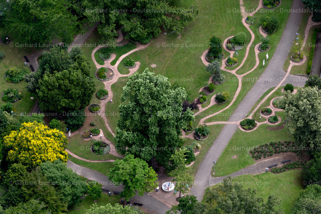 4032896 | FREIBURG IM BREISGAU 30.06.2020 Parkanlage mit verzierten Beeteinfassungen im " Botanischen Garten der Universität Freiburg " im Ortsteil Herdern in Freiburg im Breisgau im Bundesland Baden-Württemberg, Deutschland. Weiterführende Informationen bei: Botanischer Garten. // Park with ornate bed borders in the " Botanical Garden of the University of Freiburg " in the district Herdern in Freiburg im Breisgau in the state Baden-Wuerttemberg, Germany. Further information at: Botanischer Garten. Foto: Gerhard Launer