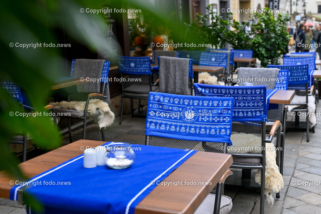 Slowakei_ Bratislavsky kraj_ Bratislava_ 08.10.2024-32 | 08.10.2024, Slowakei, SVK, Bratislavsky kraj, Bratislava, im Bild Bratislava, Stadtansichten, Gebauede, Sehenswurdigkeiten, Tourismus, Touristen, Cafe, Denkmal, Strasse, Donau, Bruecke, Schiff, Burg, Hrad, Ufo, Restaurant, Souvenier, Menschen, Bahnhof, Zug, Hauptstadt