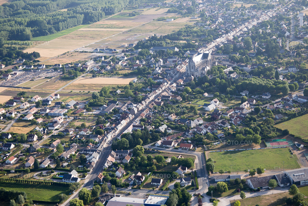 Aerial view: View of the town in Cléry-Saint-André in the state Loiret, France. – Photo: IMG_082530.jpg taken on 06/21/2015 by Werner Riehm/FLY-FOTO.com – Resolution of the original: 5472 x 3648 px