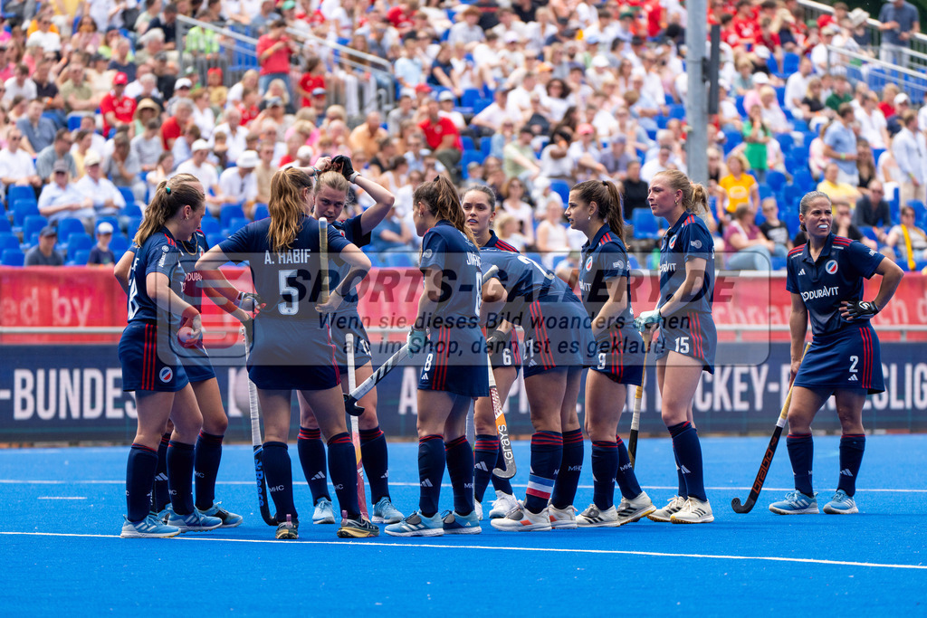 Final4_20250531-1211-HK107542 | Krefeld, Deutschland, 31.05.2025:  Feldhockey Final4 2025 – „Deutsche Feldhockey-Meisterschaften 2025“ im Gerd-Wellen-Hockeyanlage am 31.05.2025 in Krefeld, Deutschland. (Foto von Kramhöller/Fehrmann/Kaste)Krefeld, Germany, 31.05.2025: Feldhockey Final4 2025 – „Deutsche Feldhockey-Meisterschaften 2025“ in Gerd-Wellen-Hockeyanlage at 31.05.2025 in Krefeld, Deutschland. (Foto from Kramhöller/Fehrmann/Kaste)