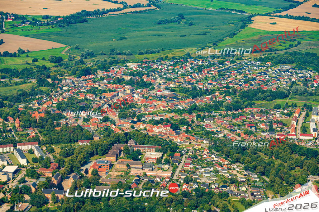 Luftbild der Stadt Neukloster - Das Luftbild wurde 2025 vom UL-Flugzeug heraus erstellt ( keine Drohnenaufnahme ) - Hochauflösende Luftaufnahme - für Wandbilder und großformatige Ausdrucke geeignet. Das besondere Geschenk!Hier alle&nbsp;Infos zur Lizenzierung der LuftaufnahmeWir fliegen auch dieses Jahr wieder in Ihre Region um Luftbilder zu erstellen.- Luftbild anfragen