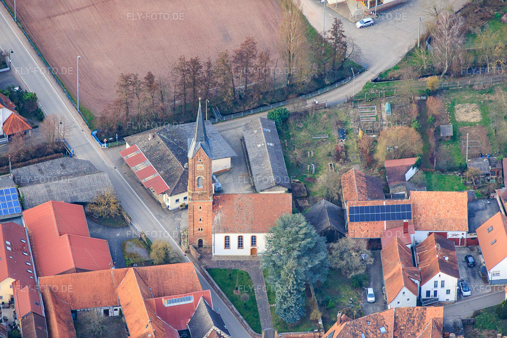 Luftbild: Protestantische Kirche im Ortsteil Kapellen in Kapellen-Drusweiler im Bundesland Rheinland-Pfalz in Deutschland. Foto: IMG_153370.jpg vom 06.03.2026 durch Werner Riehm/FLY-FOTO.deAuflösung des Originals: 5622 x 3748 px