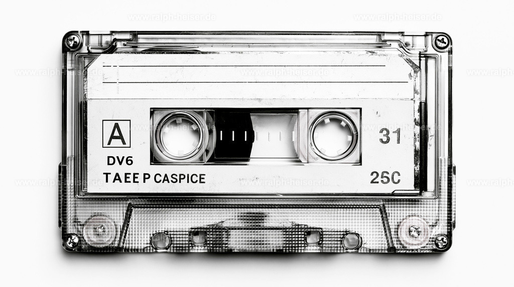KI00088 | erzeuge eine high key schwarz weiÃŸ bild von einer musikkassette im 80er jahre design --ar 16:9 --seed 1049853167 --raw --hd --v 8.2 Job ID: 03d4d99b-08fd-420f-b093-183d5319f65a