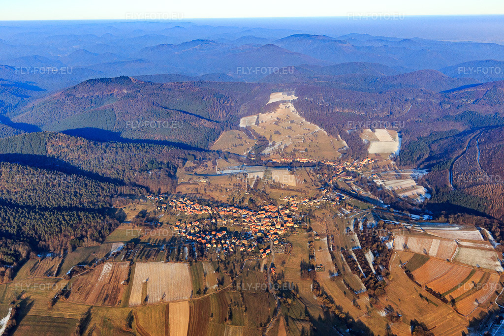 Vue aérienne: Vue de la ville depuis l'ouest en hiver, sous la neige à Wingen dans le département Bas Rhin, France – .Photo: IMG_096352.jpg prise le 21/01/2017 par Werner Riehm/FLY-FOTO.eu – Résolution de l'original: 5472 x 3648 px