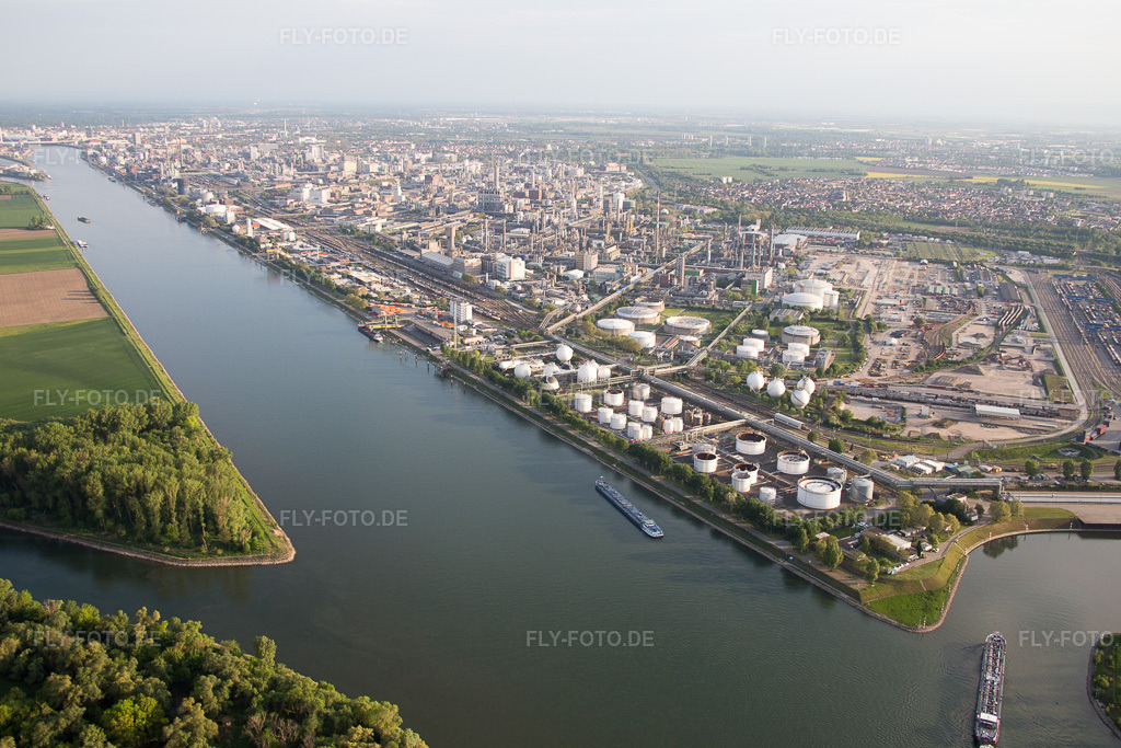 Luftbild: BASF am Landeshafen Nord im Ortsteil BASF in Ludwigshafen im Bundesland Rheinland-Pfalz in Deutschland. Foto: IMG_088243.jpg vom 09.05.2016 durch Werner Riehm/FLY-FOTO.de