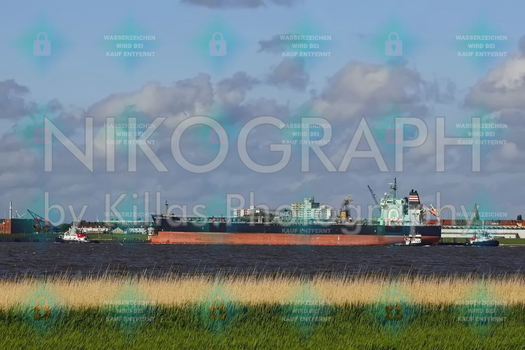 Tanker "Challenge Pollux" | Der Öltanker Challenge Pollux an der Wesermündung bei Bremerhaven. Hafenschlepper schleppen den Öltanker vom Anlegeplatz, damit das Schiff von der Wesermündung zur Nordsee auslaufen kann. Der Frachter wurde im Jahr 2017 gebaut und fährt unter der Flagge von Singapur. Die Challenge Pollux ist ca. 183m lang und 32m breit.