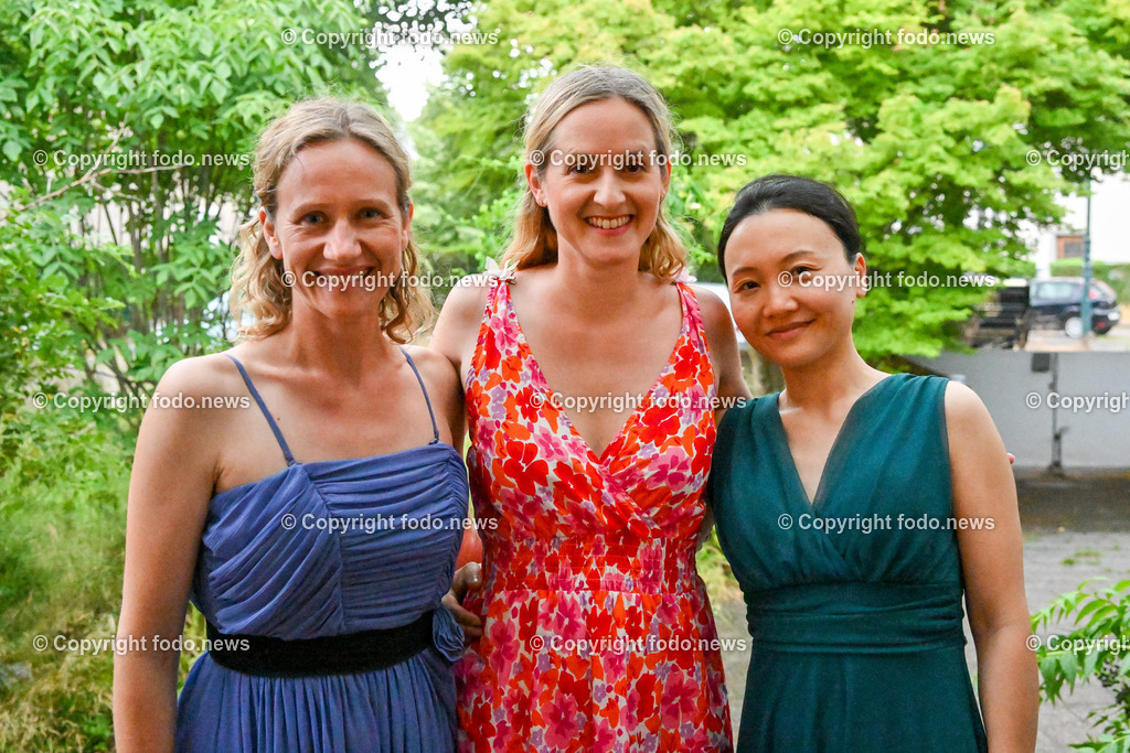 Beate Korntner_ Schauspielerin_ Saengerin_ 12.07.2023-5 | 12.07.2023, Linz, AUT, Konzert Beate Korntner, im Bild Beate Korntner (Schauspielerin, Saengerin, Sopran) mit ihren Musiker Kolleginnen Martina Haselgruber (Klavier) und Qianqian Feng-Schuetz (Violoncello) 