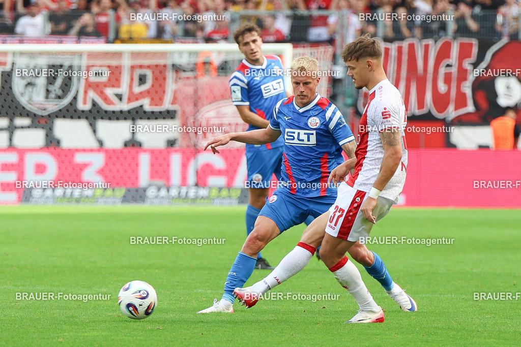 Rot-Weiss Essen - Hansa Rostock | Essen, Deutschland, 20.09.2025 Jannik Hofmann  (Rot-Weiss Essen) und Viktor Bergh (Hansa Rostock) im Kampf um den Ballwährend des 3.Liga Spiels zwischen  Rot-Weiss Essen und Hansa Rostock am 20.09.2025 im Stadion an der Hafenstraße in Essen. (Foto von Timo Bluhmki-Schmidt/Brauer Fotoagentur