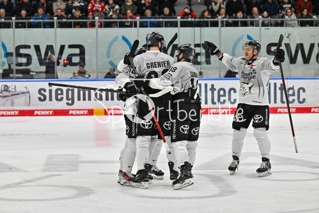 Augsburger Panther - Kölner Haie | Jubel der Haie nach dem Ausgleich zum 3-3 durch Parker TUOMIE (Koelner Haie #62)  / Treffer / Tor / Torschuetze / Freude / Happy / DEL: Augsburger Panther - Koelner Haie, Curt Frenzel Stadion am 02.03.2025