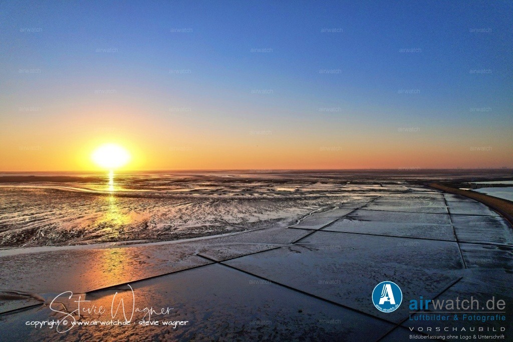 Nordsee, Nordfriesland, Beltringharderkoog, Luettmoorsee, Holmer Siel, Landgewinnung | Landgewinnung & Küstenschutz in Nordfriesland - Das Ziel der Landgewinnung in Nordfriesland ist es, neue Lebensräume für die Wattenmeer-Ökologie zu schaffen und den Küstenschutz zu unterstützen. Durch die Lahnungsfelder kann das Meer auch wieder Land entwenden, das es in der Vergangenheit genommen hat. Dieser Prozess ist jedoch langsam und naturnah und wird von der menschlichen Tätigkeit unterstützt, aber nicht beeinflusst.