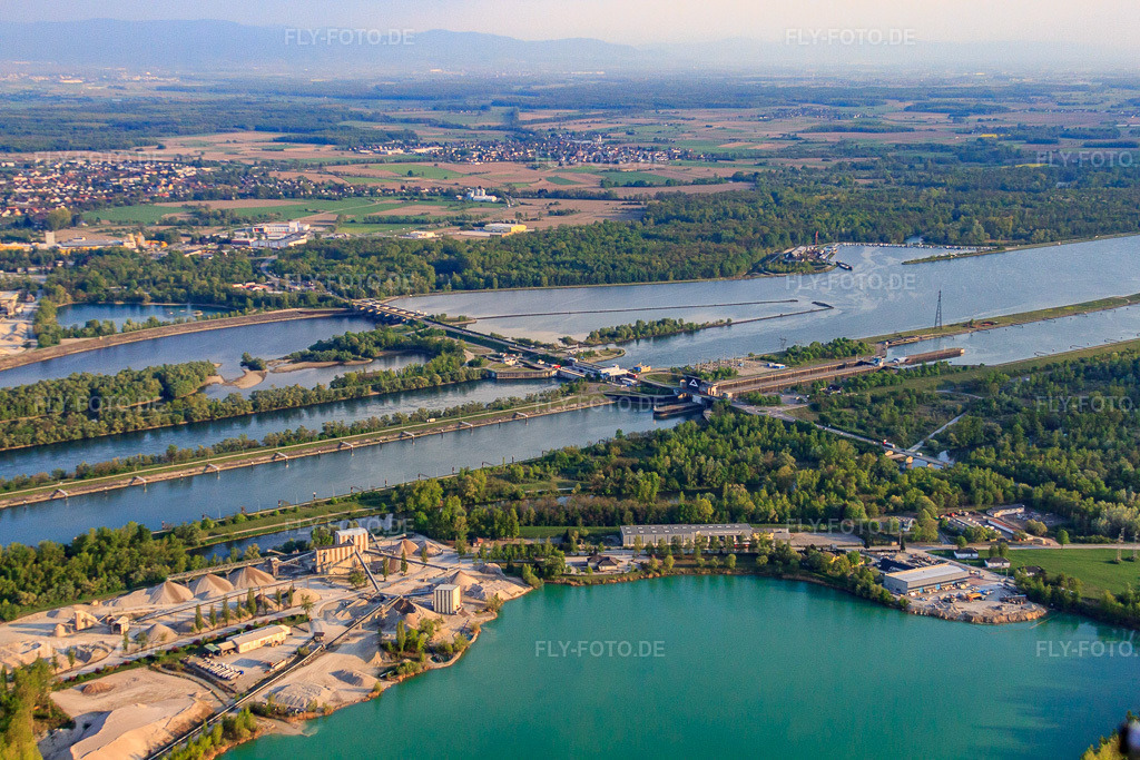 Luftbild: Pont de Gambsheim, Schleuse am Rhein in Gambsheim im Bundesland Bas-Rhin in Frankreich. – Foto: IMG_39547.jpg vom 14.04.2011 durch Werner Riehm/FLY-FOTO.de – Auflösung des Originals: 4752 x 3168 px