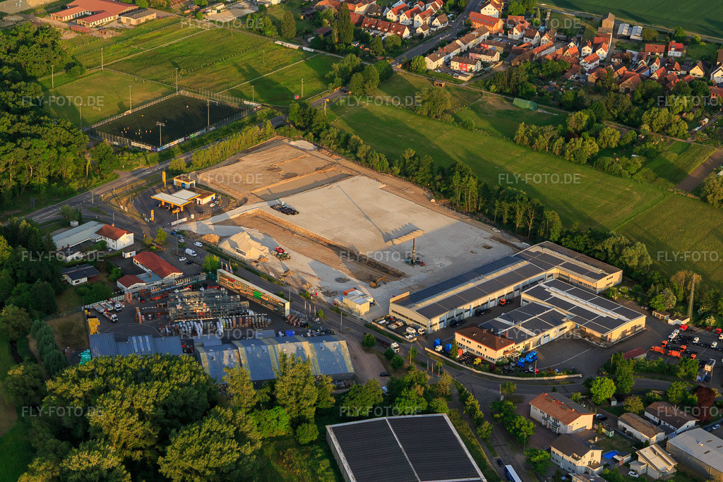 Luftbild: Baustelle mit Fundament des neuen Logistikpark der HANSAINVEST und DFI-Real-Estate Kandel nach Abriss des OBI-Markts im Ortsteil Minderslachen in Kandel im Bundesland Rheinland-Pfalz in Deutschland. – Foto: IMG_146795.jpg vom 20.05.2025 durch Werner Riehm/FLY-FOTO.de – Auflösung des Originals: 5472 x 3648 px – Entdecke HANSAINVEST | Kapital-verwaltungs-gesellschaft: Hansainvest – DFI Real Estate - Driving Future Innovation