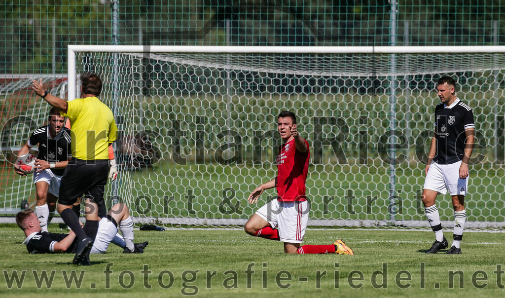 2023-08-20_013_TuS_Oberding_gegen_FC_Finsing_II | Oberding, Deutschland, 20.08.2023:
Fußball, Kreisklasse 2023 / 2024, 3. Spieltag, TuS Oberding gegen FC Finsing II, Endergebnis: 1:1

Schiedsrichter Harry Lechmann, Michael Bayer (FC Finsing, #13), Christian Werner (TuS Oberding, #4)

Foto: Christian Riedel / fotografie-riedel.net