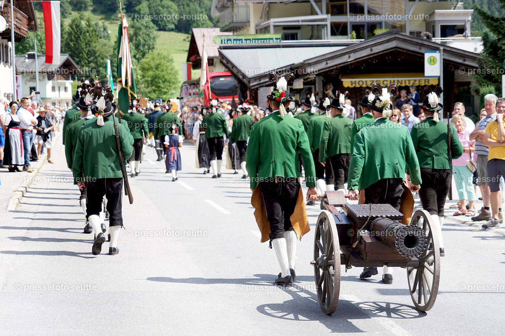 e14-news-2023-Juli23-Regimentsschuetzenfest3-Steeg-UMZUG_DORF-DSC07363 | Info aus dem Bezirk Reutte/Ausserfern Tirol sowie eine umfangreiche Bilddatenbank über die gesamte Region: Lechtal, Talkessel Reutte, Tannheimertal, Zwischentoren. Lech, Plansee, Zugspitze, Grenztunnel, B179, Fernpassstraße, Verkehr, Lawinen, Tradition, - Realisiert mit Pictrs.com