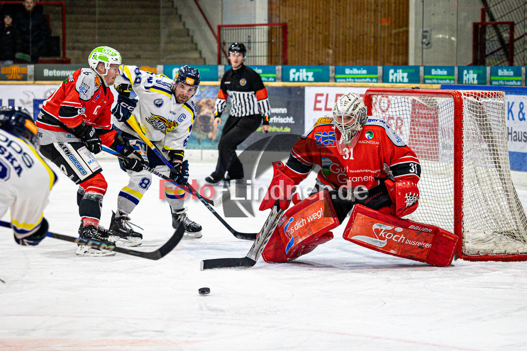 TSV Peißenberg MINERS gegen EHC Waldkraiburg DIE LÖWEN | Eishockey Bayernliga Herren Vorrunde 2024/25, TSV Peißenberg MINERS gegen EHC Waldkraiburg DIE LÖWEN, 20250124,Korbinian SERTL (MINERS Goali 31) in Aktion, Schuss aufs Tor,2025-01-24 in Peißenberg (Eisstadion Peißenberg)Korbinian SERTL (MINERS Goali 31)Copyright: WolfgangxLindner foto-lindner.de