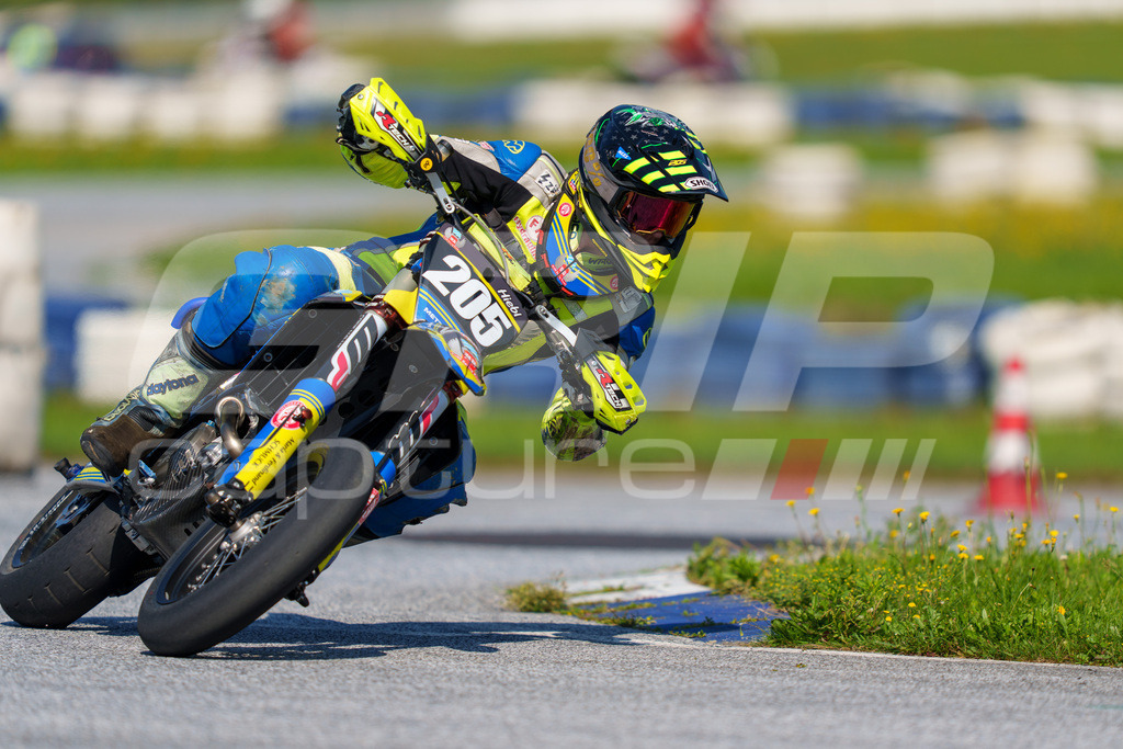 SuperMoto_Staatsmeisterschaft_Greinbach_255 | GRIPcapture steht für authentische Sportfotografie in Österreich – für Momente, die mehr sind als Geschwindigkeit oder Ergebnis. Es geht um Emotion, Spannung, Fokus und den Augenblick, der oft nur einen Wimpernschlag dauert.Ob Motorsport, Teamsport oder 
