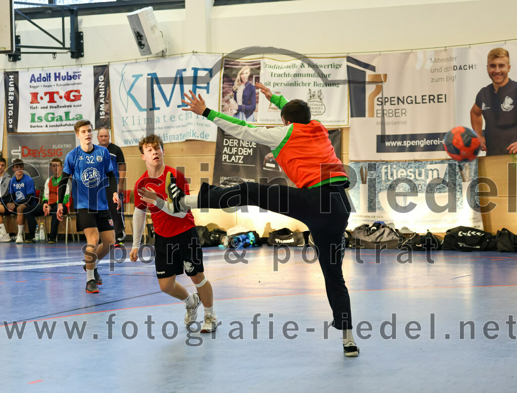2022-12-17_087_SV_Anzing_gegen_TSV_Simbach | Anzing, Deutschland, 17.12.2022:
Handball, Bayernliga männliche A-Jugend 2022 / 2023, 9. Spieltag, SV Anzing gegen TSV Simbach, Endergebnis: 39:30

Philipp Staniek (TSV Simbach, #32), Felix Cavadias (SV Anzing, #13)

Foto: Christian Riedel / fotografie-riedel.net