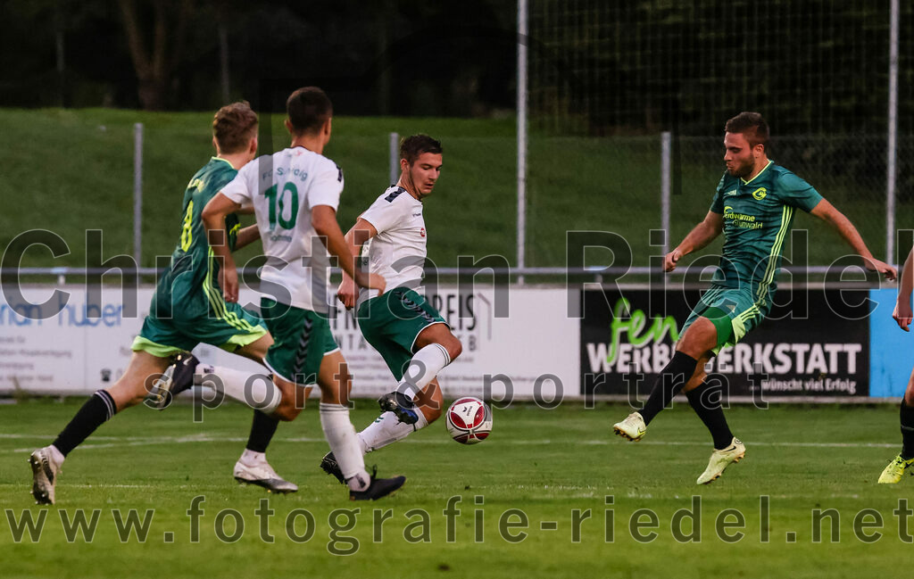 2023-09-01_080_FC_Schwaig_gegen_TSV_Gruenwald | Oberding, Deutschland, 01.09.2023:
Fußball, Landesliga Südost 2023 / 2024, 9. Spieltag, FC Schwaig gegen TSV Grünwald, Endergebnis: 3:1

Raffael Ascher (FC Schwaig, #9), Markus Kreuzeder (TSV Grünwald, #4)

Foto: Christian Riedel / fotografie-riedel.net