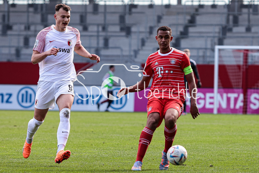 FC Bayern Muenchen U19 - FC Augsburg U19 | Alem JAPAUR (FCA #9) kommt gegen Tarek BUCHMANN (FCB #5) zu spät