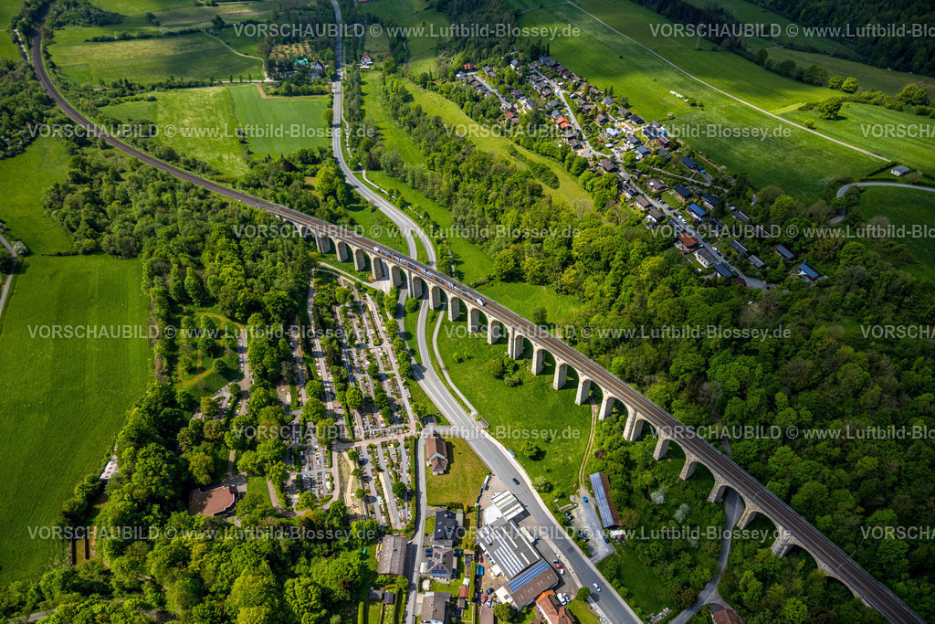 Altenbeken240504521Eisenbahnviadukt | Luftbild, Altenbekener Viadukt, Adenauerstraße, Eisenbahnviadukt Brückenbauwerk, auch Bekeviadukt oder Großer Viadukt genannt, S-Bahn, Friedhof Altenbeken und Kreuzkapelle an der Straße Alter Kirchweg, Wohngebiet Am Stapelsberg, Wiesen und Felder, Altenbeken, Ostwestfalen, Nordrhein-Westfalen, Deutschland