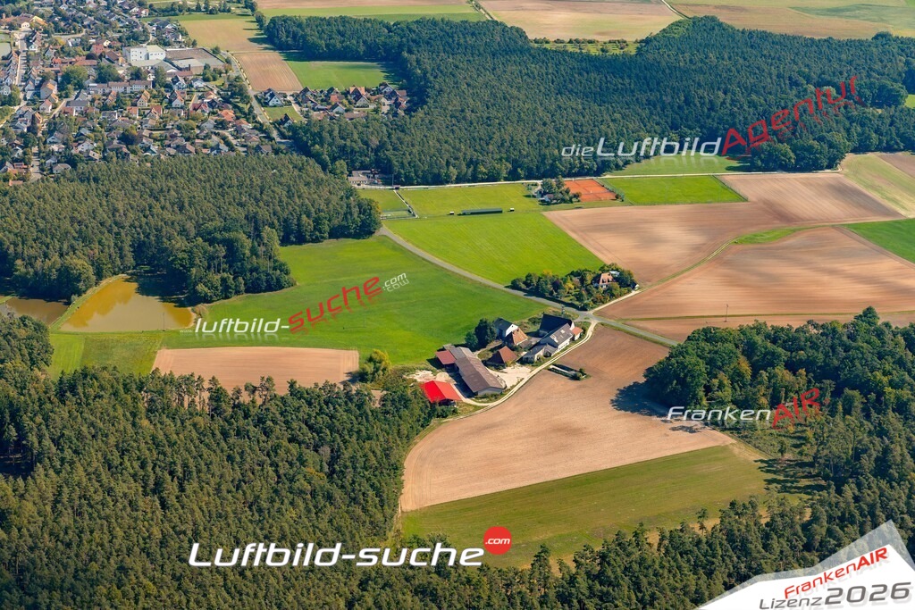 Klassische Luftaufnahme ohne Drohne zeigt:Trabelshof bei Wilhelmsdorf - Die Luftbildaufnahme wurde 2025 vom UL-Flugzeug heraus erstellt ( keine Drohne ) - Hochauflösende Luftaufnahme -Nicht vergleichbar mit Google Maps oder Satelittenbilder- Die Geschenkidee !Mit Lizenz und Bildrechte bestellbar