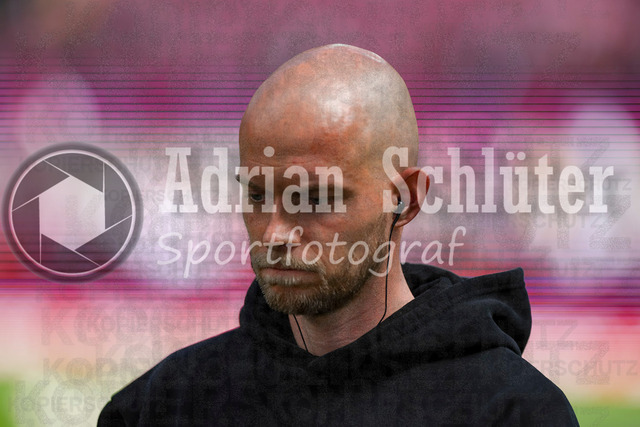 25.04.2026, GER, Fussball, Herren, 1. BL, Saison 2025/2026, 1. FC Köln - Bayer 04 Leverkusen | Trainer Rene Wagner schaut 
