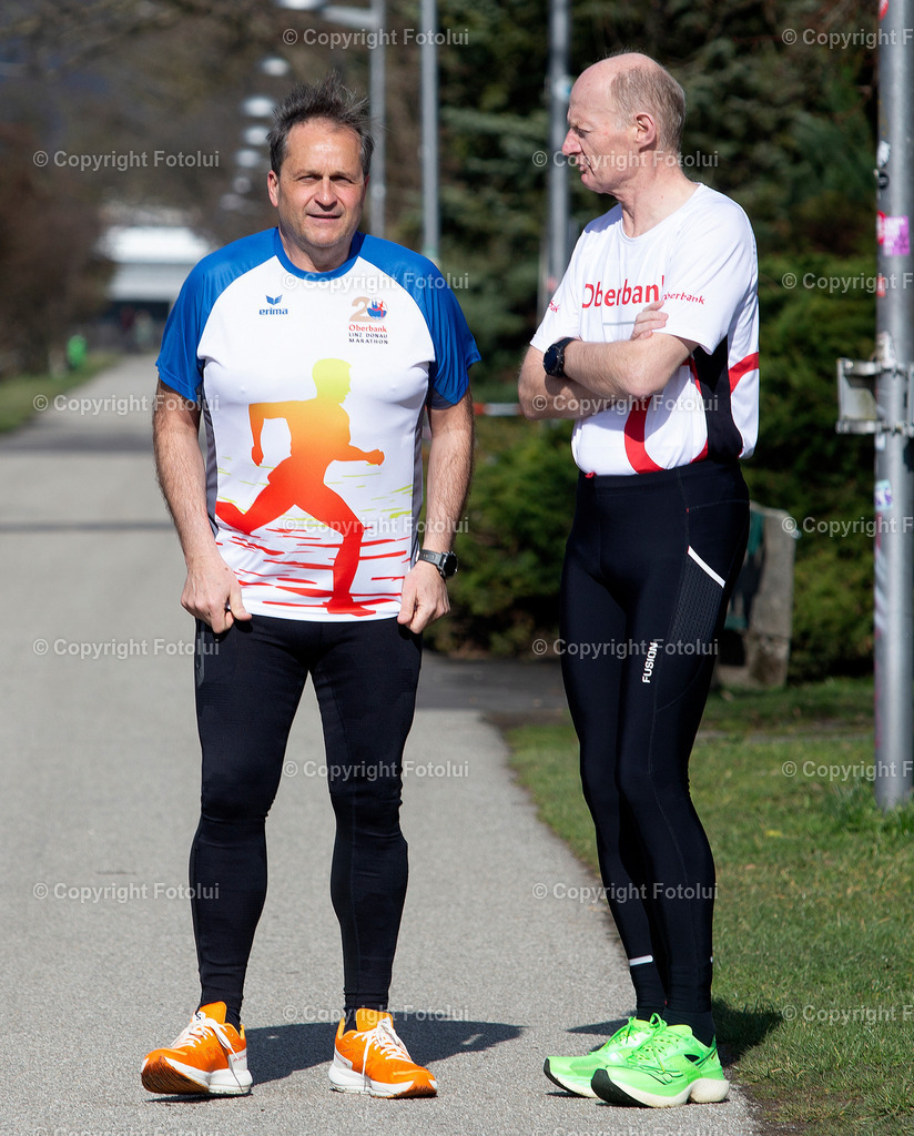 A_LUI_15032023_16 | 21,OBERBANK LINZ DONAU MARATHON 2023 LAUFTERMIN FOTO: V.L. DIETMAR KERSCHBAUM (BRUCKNERHAUS INTEDANT) UND DR.FRANZ GASSELSBERGER (GENERALDIREKTOR  OBERBANK)FOTO:FOTOLUI