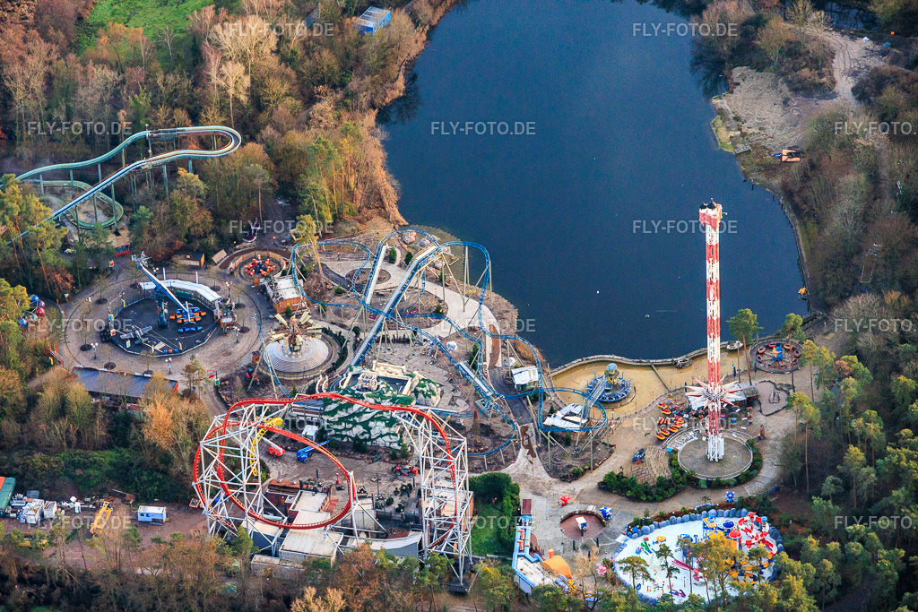 Lighthouse Tower im Plopsaland Deutschland http://www.plopsa.com/de/plopsaland-deutschland | Luftbild: Lighthouse Tower im Plopsaland Deutschland http://www.plopsa.com/de/plopsaland-deutschland in Haßloch im Bundesland Rheinland-Pfalz in Deutschland. Foto: IMG_152096.jpg vom 12.12.2025 durch Werner Riehm/FLY-FOTO.de - Realisiert mit Pictrs.com