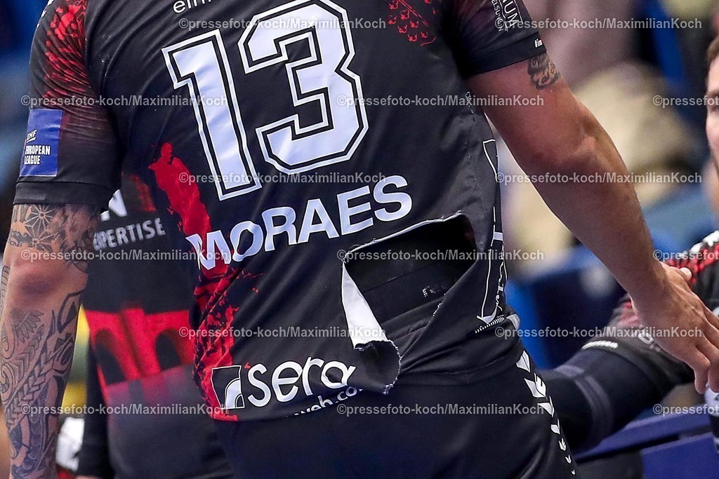 Gum25032501041 | 25.03.2025, Handball, European League - Play-Offs, VfL Gummersbach - MT Melsungen, Schwalbe-Arena: Trickotwechsel bei Rogerio Moraes (MT Melsungen #13) nachdem sein Trickot zerrissen wurde. Riss Loch Trickottausch Oberkörper