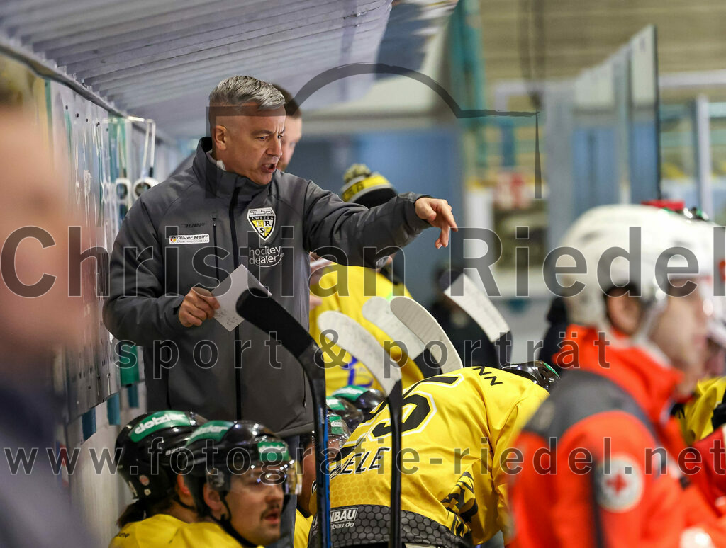 2022-11-20_028_TSV_Erding_gegen_ERSC_Amberg | Erding, Deutschland, 20.11.2022:
Eishockey, Bayernliga 2022 / 2023, 15. Spieltag, TSV Erding gegen ERSC Amberg, Endergebnis: 5:1

Trainer Dirk Salinger (ERSC Amberg)

Foto: Christian Riedel / fotografie-riedel.net