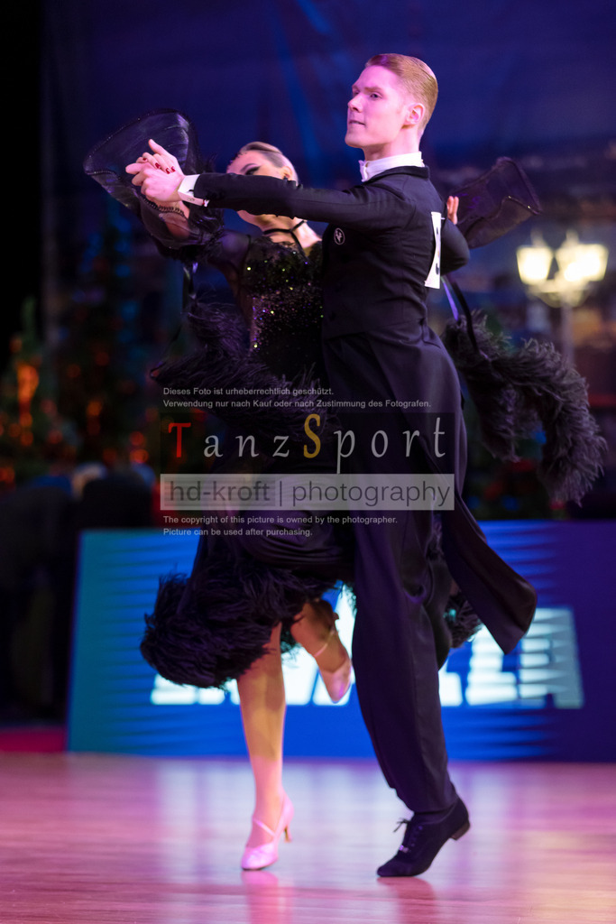 20241215_WDSF_Int_Open_Std-Riga-9435 | Tanzsportbilder, Standardtanz, Lateintanz, WDSF, DTV, LTVB, dancecomp, goc, hessen tanzt, blaues band der spree, walzer, tango, wiener walzer, slowfox, quickstepp, samba, rumba, cha-cha-cha, paso doble. jive, hd-kroft photography, turniertanzsport