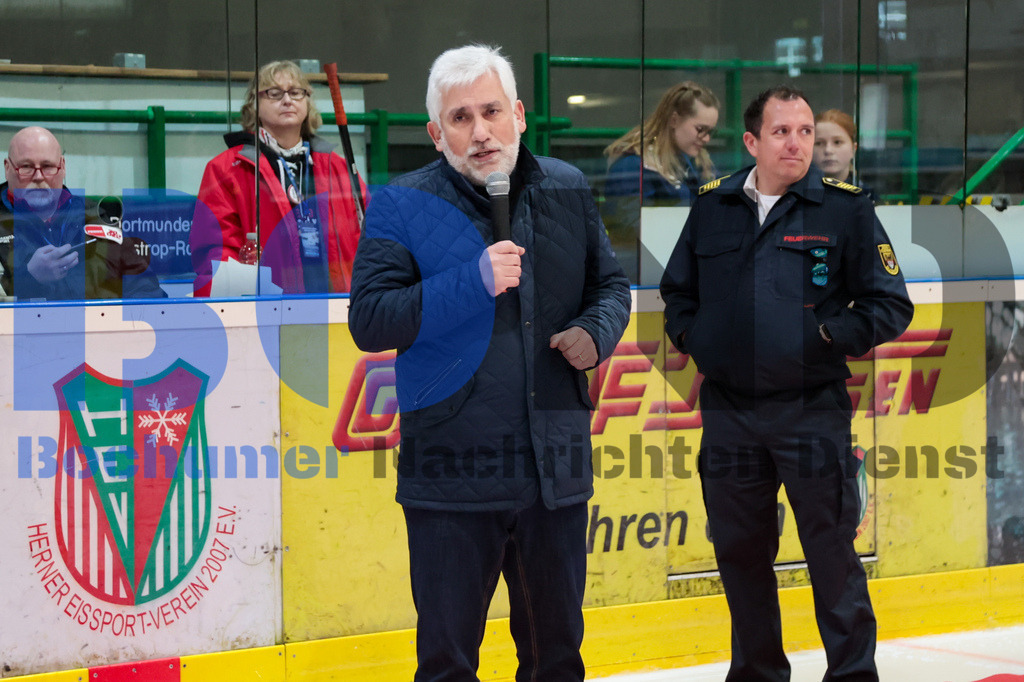 Benefiz-Eishockeyspiel der Polizei Bochum gegen die feuerwehr Duisburg {date} -  | {headline}



(Foto: Sebastian Sendlak / BOND)

 - Realisiert mit Pictrs.com