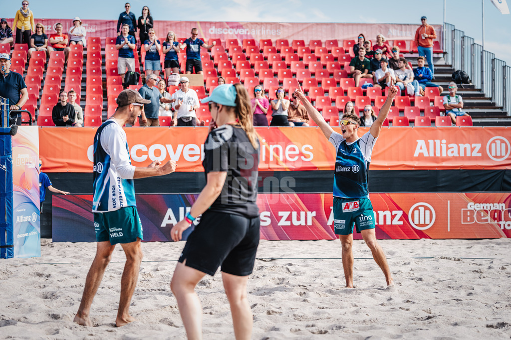 Beachvolleyball | Männer | Allianz German Beach Tour 2024 | Tourstop Kühlungsborn | 10.08.2024 | v.l. Niklas Held und Hennes Nissen jubeln