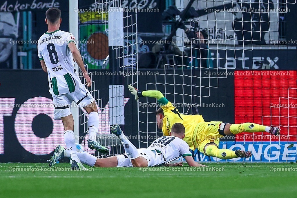BMG07032501064 | 07.03.2025, Fußball, Borussia Mönchengladbach - 1.FSV Mainz 05, 1. Fußball Bundesliga, Borussia-Park, Saison 2024 2025: Torschuss 1:0 durch Torschütze Paul Nebel (Mainz05 #8) an Torwart Jonas Omlin (Mönchengl. #1) vorbeiDFB regulations prohibit any use of photographs as image sequences and or quasi-video.