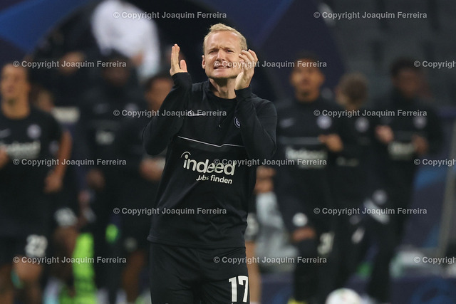 sgevstott_0169 | 04.10.2022 xjfx  Fussball Champions League Group D Eintracht Frankfurt - Tottenham Hotspur emspor,  v.l., Sebastian Rode (Eintracht Frankfurt) begüsst die fans 


(DFL/DFB REGULATIONS PROHIBIT ANY USE OF PHOTOGRAPHS as IMAGE SEQUENCES and/or QUASI-VIDEO) - Realisiert mit Pictrs.com